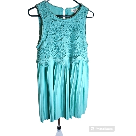 Hayden mint/seafood crochet top pleated bottom small - Picture 4 of 10